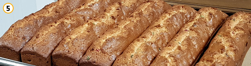 Desmoldado del plum cake de pastelería industrial con cubitos de fruta confitada de Lazaya.