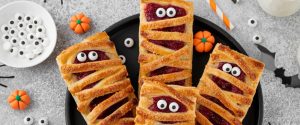 Pasteles para Halloween con frutas confitadas, frutas en almíbar y mermelada