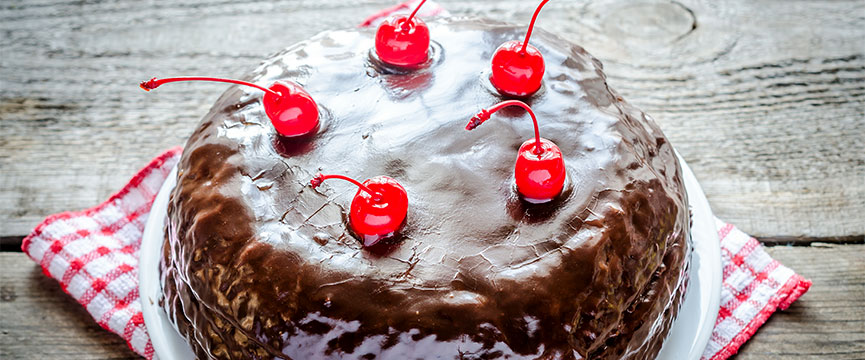 Maraschino cherries enhance the appeal of industrial or bakery cakes.